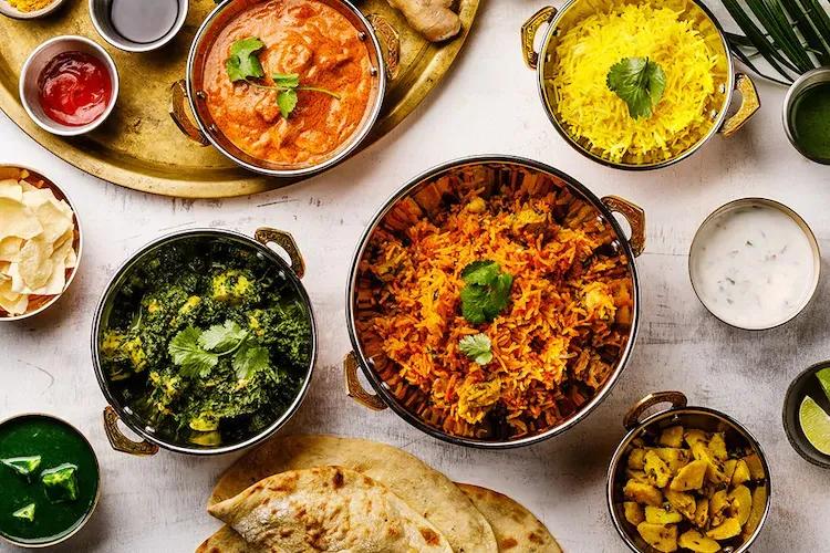 Probieren Sie es neu-Menu aus Leckeres und gesundes Essen Indisches Curry-Essen mit Curcurma und gesunden Gewürzen